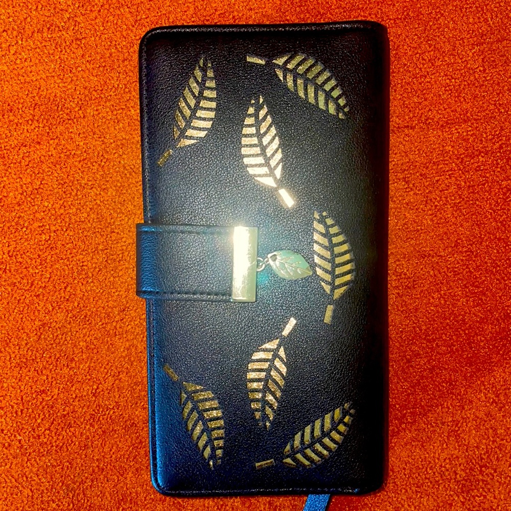 Black wallet, space for cash and credit cards!